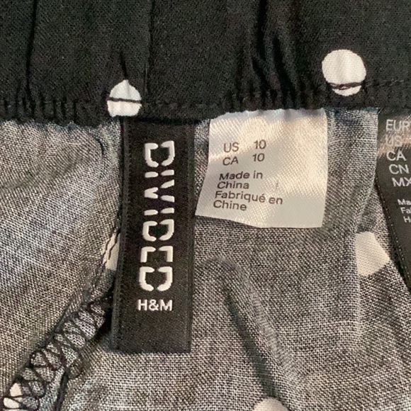 Divided by H&M Pull On Viscose Shorts Size 10 Black Polka Dot - Picture 3 of 4